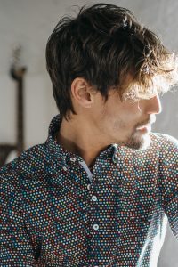 camisa estampada hombre puntos colores