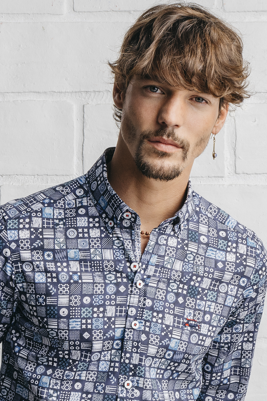 camisa estampada hombre cenefas