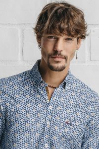 camisa estampada hombre pajaros azules