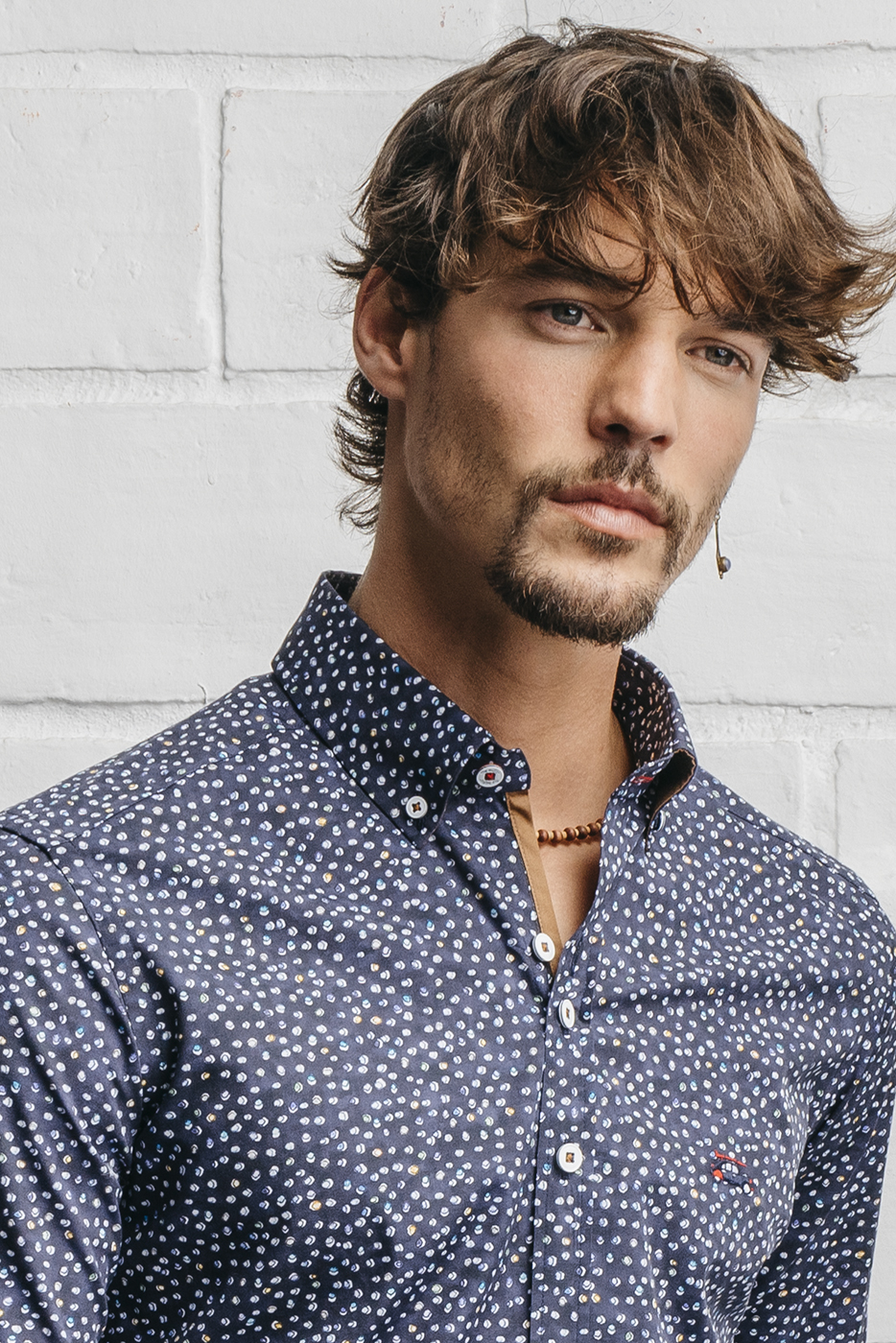 camisa estampada de hombre azul conchas