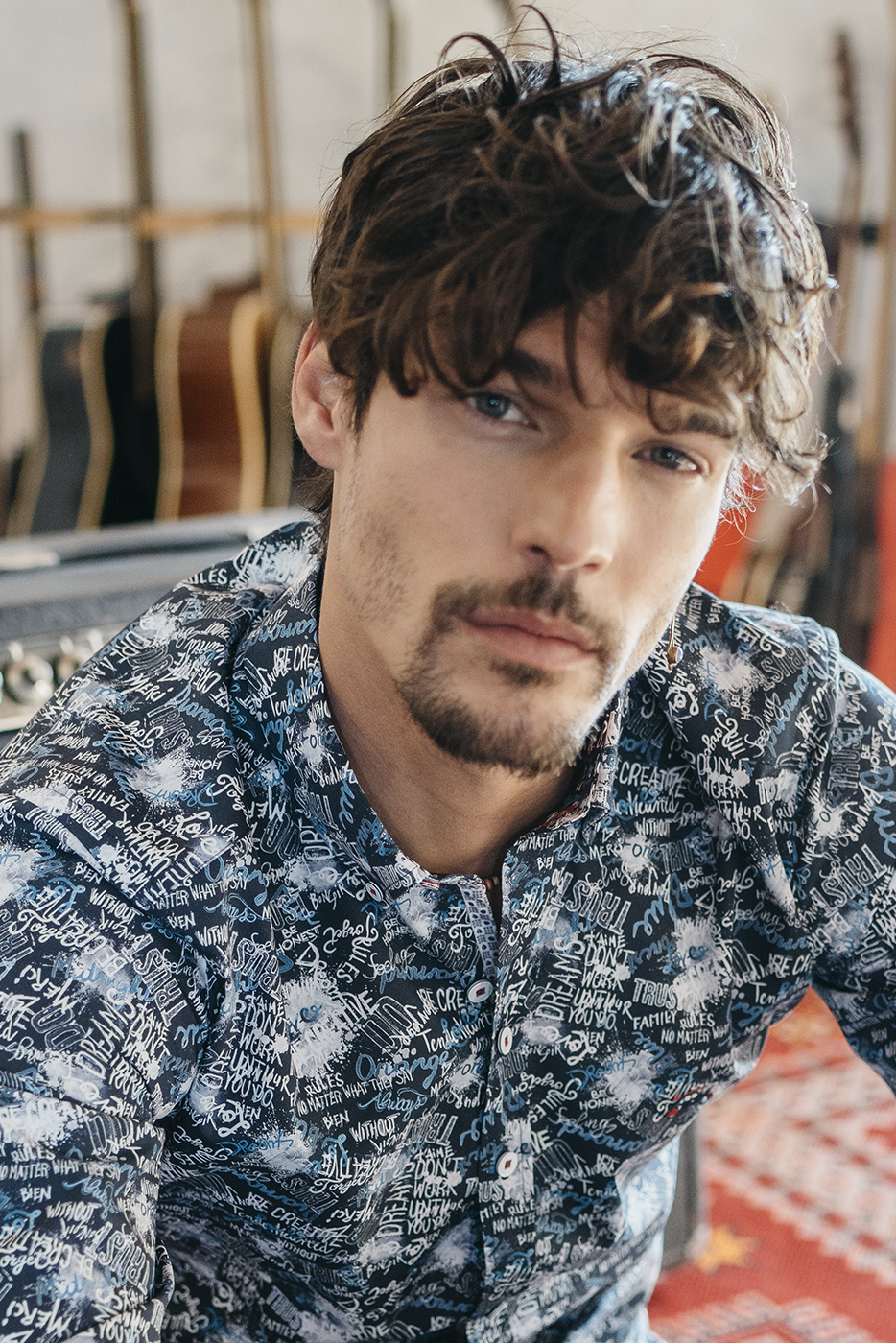 camisa estampada para hombre caligrafia