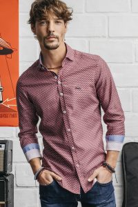 camisa estampada hombre granate