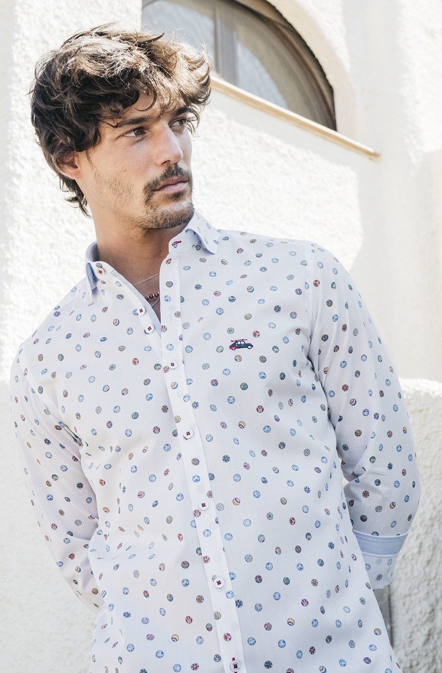 camisa estampada hombre pelotas