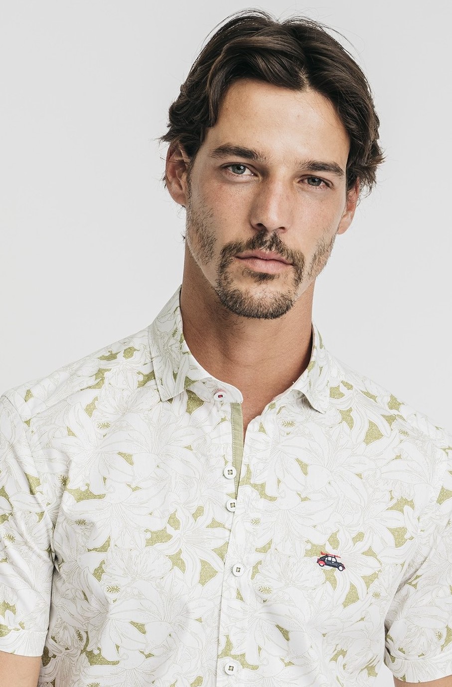 camisa estampada tropical hombre