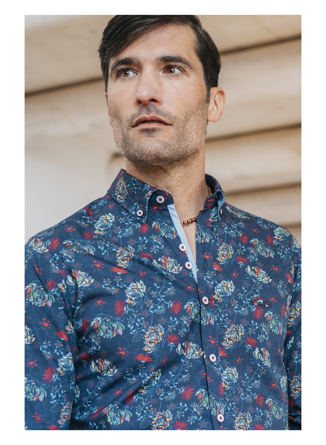 camisa estampada hombre rosas