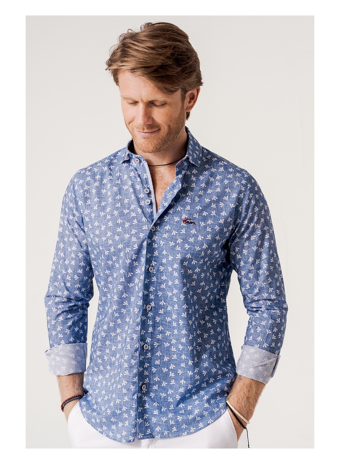 camisa hombre regular fit estampado flores fondo azul 1